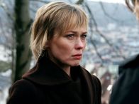 Der Wolf – Die Bankiersgattin Vigdis Halle (Marianne Nielsen) löst ein doppeltes Familiendrama aus.