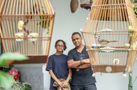 GEO Reportage – Vogelzüchter Amir Finches und seine 13-jährige Tochter Amirah trainieren Vögel für einen Singvogelwettkampf.