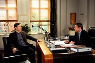Rote Rosen – ARD ROTE ROSEN FOLGE 1447 Uhr im ERSTEN. Jan (Timothy Peach, l.) gesteht vor Gunter (Hermann Toelcke, r.) ein, dass ihn Veras Ablehnung schmerzt.