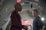 Navy CIS: L.A. – Sam (LL Cool J, l.) und Callen (Chris O'Donnell, r.) werden von Terroristen in einem präparierten U-Boot eingeschlossen, mit dem ein Flugzeugträger in San Diego eliminiert werden soll. Wird es ihrem Team rechtzeitig gelingen, sie zu befreien?