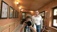Ab ans Meer! – Was hat Thomas' Vater (Ondřej Vetchý) zu verbergen? Sein Sohn lüftet das Geheimnis, dokumentiert von "Kamerajunge" Harris (Jan Maršál).