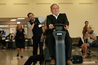 Check Check – Jan Rothe (Klaas Heufer-Umlauf, Mitte l.); Udo Rothe (Uwe Preuss, MItte r.)