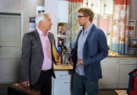 Rote Rosen – ARD ROTE ROSEN FOLGE 1797 Uhr im ERSTEN. Mick (Tobias Rosen, r.), dessen Golf-Comeback ein Flop war, erfährt durch Thomas (Gerry Hungbauer, l.), dass er nur noch übergangsweise in der WG wohnen kann.