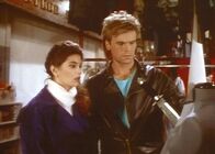 MacGyver – Penny (Teri Hatcher, l.) und MacGyver (Richard Dean Anderson, r.) finden einen Dolch in einer Schneiderpuppe.