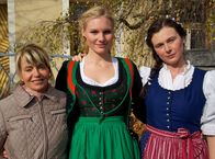 Eine ganz heiße Nummer – Nach der Schließung des einzigen Lebensmittelladens im Dorf stehen die Verkäuferinnen Maria (Bettina Mittendorfer, r.), Waltraud (Gisela Schneeberger, l.) und Lena (Rosalie Thomass, m.) vor dem Nichts. Bis zu dem Tag, als Maria den Vorschlag macht, künftig mit Telefonsex für neue Auskünfte zu sorgen.
