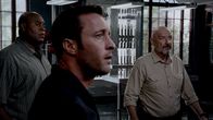 Hawaii Five-0 – Ein Wettlauf mit der Zeit beginnt für Joe (Terry O'Quinn, r.), Steve (Alex O'Loughlin, M.) und Grover (Chi McBride, l.), um das Ausbrechen einer weltweiten Epidemie zu verhindern ...