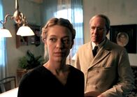 Die Heimkehr – August Staudenmeyer (August Zirner) interessiert sich für Katharina Entriß (Heike Makatsch). Aber sein Interesse erschreckt die junge Witwe eher als dass es sie erfreut.