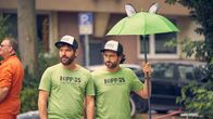 Andere Eltern – Björn (Serkan Kaya, r.) ist nun Kunde bei Jannos‘ (Jasin Challah, l.) Agentur und zusammen führen sie das erste Marken-Event von "Nipp-es" auf dem jährlichen Seifenkistenrennen durch.