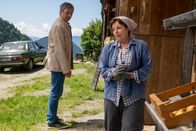 Der Bergdoktor – Martin (Hans Sigl) macht sich Sorgen um seine Mutter Lisbeth (Monika Baumgartner).