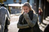 Kommissar Wisting – Line Wisting (Thea Green Lundberg) verfolgt als Journalistin eine eigene Spur.