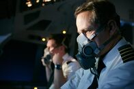 Mayday - Alarm im Cockpit – REENACTMENT- Der Erste Offizier Matthew Bell (gespielt von Cody Ray Thompson) setzt seine Sauerstoffmaske auf, während sich Kapitän Doug Lampe (gespielt von Jonathan Purdon) auf das Fliegen des Flugzeugs konzentriert, nachdem an Bord von UPS Flug 6 ein Feuer ausgebrochen ist (Cineflix International Media/Ian Watson).