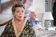 Rote Rosen – ARD ROTE ROSEN, Folge 196110 Uhr im Ersten. Inge (Peggy Lukac, l.) fällt es schwerer als gedacht, Udos (Klaus Mikoleit, r.) Verliebtheit in Marlies hinzunehmen.