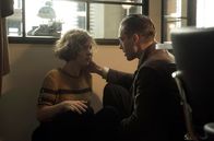 Babylon Berlin – Gereon Rath (Volker Bruch) tröstet Charlotte Ritter (Liv Lisa Fries)
