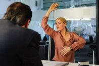 Knallerfrauen – (2. Staffel) - In "Knallerfrauen" tut Martina Hill (r.) wonach ihr der Sinn steht - hemmungslos und unangepasst ...