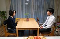 Das Haus am Hang – Risako (Ko Shibasaki) berichtet ihrem Mann Yoichiro (Seiichi Tanabe) von ihrer folgenschweren Entscheidung.