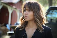 Extant – Molly (Halle Berry) soll dabei helfen, einen Virus zu erarbeiten, der die Alien tötet, aber der Menschheit nicht schadet. Kein einfaches Unterfangen ...