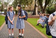 First Day - Ich bin Hannah – Hannah (Evie MacDonald, l.) und Olivia (Elena Liu, r.) überlegen, wer Hannahs Transgender-Identität mit einem anonymen Post im Klassenchat verraten haben könnte.