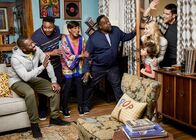 The Neighborhood – (1. Staffel) - (v.l.n.r.) Malcolm Butler (Sheaun McKinney); Marty Butler (Marcel Spears); Tina Butler (Tichina Arnold); Calvin Butler (Cedric the Entertainer); Grover Johnson (Hank Greenspan); Gemma Johnson (Beth Behrs); Dave Johnson (Max Greenfield)