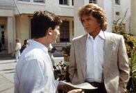 Ein Engel auf Erden – Jonathan (Michael Landon, r.) untersagt Colin (Andrew Lauer, l.), den Rufmord-Artikel zu veröffentlichen.