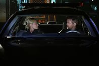 No Activity – Sophie Beyers (Beth Behrs, l.); Det. Nick Cullen (Patrick Brammall, r.)