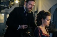 Charité – Robert Koch (Justus von Dohnányi, l.) erprobt sein neuartiges Tuberkulose-Heilmittel auch an seiner Geliebten Hedwig (Emilia Schüle) - er spritzt ihr Tuberkulin.