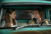 Monster Trucks – Meredith (Jane Levy, l.) und Lucas (Lucas Till, r.) müssen den armen Creech vor der Ölkompanie retten. Das schweißt zusammen ...