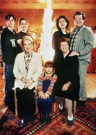 Single Bells – Ein Bild der perfekten Familienidylle vorm brennenden Christbaum: Gregor (Thomas Beyrhofer, li.), Kati Treichl (Martina Gedeck, li), ihr Schwester Luiserl Moor (Mona Seefried) und deren Mann Johannes, re) freuen sich mit Sissi (Mariella Hahn, Mitte) über die Überraschungsbesuche der beiden Großmütter Lilibet (Johanna von Koczian, li.) und Omama (Inge Konradi, re).
