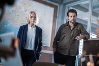 neoriginal: The Mallorca Files – Miranda (Elen Rhys) und Max (Julian Looman) sind auf der Suche nach Mallorcas meistgesuchtem Mann.