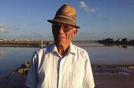 Frühmorgens – Der 81-jährige Antonino Gucciardo arbeitet noch jeden Tag in der Saline.Zur ARTE-Sendung Frühmorgens in den Salinen von Trapani 2: Der 81-jährige Antonino Gucciardo arbeitet noch jeden Tag in der Saline.
