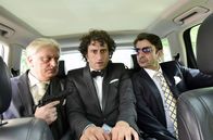 Maria Mafiosi – Silvio (Tommaso Ragno, links) und Salvatore (Michele Cuciuffo) „geleiten“ Rocco (Serkan Kaya, Mitte) zur Hochzeit.