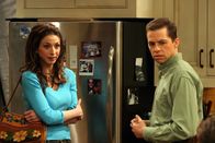 Two and a Half Men – Können nicht glauben, was sie sehen: Judith (Marin Hinkle, l.) und Alan (Jon Cryer, r.) ...