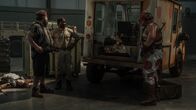 Twisted Metal – Sweet Tooth (Joe Seanoa, r.) und Stu (Mike Mitchell, l.) haben Mike (Tahj Vaughans, M.) in ihre Gewalt gebracht – doch was folgt, ist alles andere als planbar.
