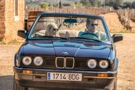 neoriginal: The Mallorca Files – Miranda (Elen Rhys) und Max (Julian Looman) fahren zum Weingut, um mit der Familie zu sprechen.