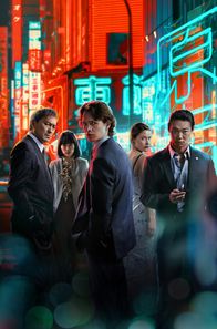 Tokyo Vice – Im Bild v. li. n. re.: Hiroto Katagiri (Ken Watanabe), Eimi (Rinko Kikuchi), Jake Adelstein (Ansel Elgort), Samantha Porter (Rachel Keller) und Sato (Show Kasamatsu)