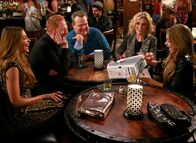 Modern Family – V.l.: Gloria (Sofía Vergara), Mitchell (Jesse Tyler Ferguson), Cameron (Eric Stonestreet), Claire (Julie Bowen), Haley (Sarah Hyland)