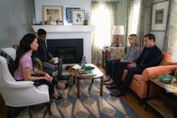 Elementary – Watson (Lucy Liu, l.) und Bell (Jon Michael Hill, l. hinten) verhören die Ehefrau des ermordeten Damians, der offenbar ein geheimes Doppelleben führte. Musste er sterben, weil er sich als Rächer aufspielte?