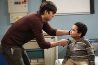 Two and a Half Men – Ein Streit bricht zwischen Alan und Walden (Ashton Kutcher, r.) aus, als Alan die Regeln von Walden bricht und mit Louis (Edan Alexander, l.) in eine Lasertag-Arena geht, wo sich der Junge verletzt ...