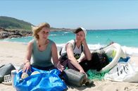 Maritimes Erbe – Isabel und Anali betrachten sich als moderne Strandpiratinnen. Sie sammeln Plastikmüll, den sie zu Kunstwerken verarbeiten.