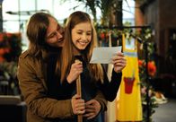 Rote Rosen – ARD ROTE ROSEN FOLGE 1636 Uhr im ERSTEN. Brian (Alexander Becht, l.) überrascht Lotte (Anna Willecke, r.) mit Flugtickets nach England.