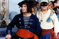Fantomas gegen Interpol – Um den Plan des Schurken zu vereiteln, ziehen Kommissar Juve (Louis de Funès, l.) und sein Assistent Bertrand (Jacques Dynam, r.) alle Register. Das Ermittler-Duo setzt dabei auf ausgeklügelte Verkleidungen, doch diese Taktik geht schnell nach hinten los.
