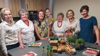 Re: – v.l.) reist regelmäßig durch ganz Polen: Hier trifft sie Angehörige eines Landfrauenvereins, um mit ihnen polnische Küchenklassiker vegan zu kochen.