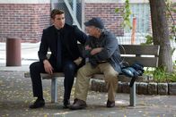 Paranoia - Riskantes Spiel – Adam Cassidy (Liam Hemsworth, l.) will mit dem Geld für seine Spitzelarbeit seinen kranken Vater Frank (Richard Dreyfuss, r.) unterstützen - ohne es zu wollen, bringt er ihn jedoch in große Gefahr.
