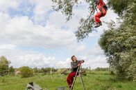 Löwenzahn – Fritz Fuchs (Guido Hammesfahr) und Rosi (Renate Serwotke) sind relativ entspannt. Sie verlassen sich darauf, dass Rosis Neffe gleich mit der Feuerwehr zur Rettung anrückt.