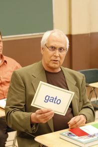 Community – In einer Gruppenübung soll Jeff mit dem sichtlich betrunkenen Pierce (Chevy Chase) eine kleine Konversation ausarbeiten, die die beiden ordentlich vergeigen. Dennoch wird die Gruppe bestens unterhalten und auch Britta scheint von Jeff amüsiert zu sein ...