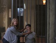 The Gifted – L-R: Kate (Amy Acker) und Chloe (Michelle Kim)