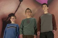 Malcolm mittendrin – Auf dem Weg vom Einkaufen entdecken Malcolm (Frankie Muniz, M.), Reese (Justin Berfield, r.) und Dewey (Erik per Sullivan, l.) eine Reklametafel mit einer Striptease-Tänzerin, die sie völlig fasziniert. Als sie zu Hause von Lois gesagt bekommen, sie sollen endlich mal was Kreatives machen, entscheiden sie sich, auf diese Reklametafel zu klettern, um diese zu besprühen ...