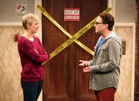 The Big Bang Theory – Als Pennys (Kaley Cuoco, l.) verführerische Verkaufstechnik etwas zu gut ankommt, steht plötzlich einer der Ärzte vor ihrer Tür. Leonard (Johnny Galecki, r.) ist davon alles andere als begeistert ...