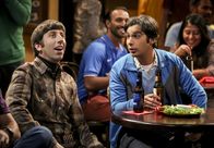 The Big Bang Theory – Raj (Kunal Nayyar, r.) überredet Howard (Simon Helberg, l.), mit ihm in eine Bar zu gehen und Cricket anzuschauen, während Sheldon sich heimlich an Berts Geologieprojekt beteiligt ...