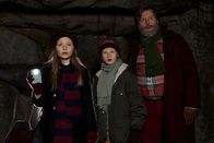 All I Want For Christmas – Lucia (Ella Testa Kusk, 3. von rechts) und ihr Vater (Martin Buch, 2. von rechts) besuchen Albert (Peter Sejer Winther, rechts) und seine Eltern Lars (Anders Brink, 2. von links) und Lisbeth (Julie Agnete Vang, links) im Sanatorium. Seit Lars bei einer Expedition von einer unheimlichen Gestalt angefallen wurde, leidet der Archäologe unter seltsamen Symptomen.