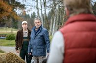 Sturm der Liebe – Gerry (Johannes Huth, l.) lässt Heinrich (Ralph Schicha, M.) vor Henning (Matthias Zera, r.) auffliegen.